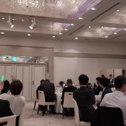 妻が大好きなアーチストの曲で入場。祝福の声に感動的な一幕でした。