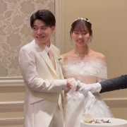 微笑ましいケーキ入刀シーン