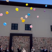 青空に舞う色とりどりの風船たち