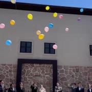 青空に舞う色とりどりの風船たち