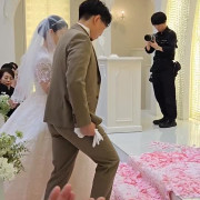 花びらのバージンロードで感動の一歩