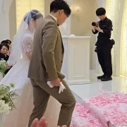 花びらのバージンロードで感動の一歩