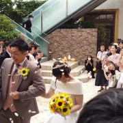 晴れの結婚式、感謝のフラワーシャワー