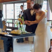 鯛の塩釜開きを2人の共同作業でした後にファーストバイトへ映る時の動画です