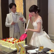 ケーキ入刀からお互いに食べさせてあげる演出で、特大スコップを使わせていただき、とても盛り上がりました。私自身とっても楽しかったです。