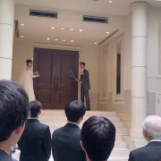 テニスが趣味の新郎がボールトスをラケットで行った。
ボールを取った人には豪華景品
勢いよくボールが飛んだが、うまくキャッチ