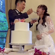 笑顔溢れる結婚式のファーストバイト