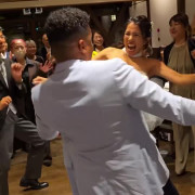 言葉を超えた感動の結婚式ダンス