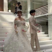 チャペルからつながっている大階段は天候に左右されることなく、フラワーシャワーなどがとりおこなえます。
わたしたちはブーケトスの代わりにカプセルを投げて当たった方に、お菓子ブーケをプレゼントしました！
