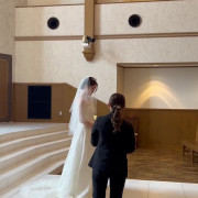 最初は着替えの部屋に置いて貰う段取りで旦那への手紙を私が書いて準備していたのですが、当日、ファーストミートの時にお渡ししましょうと担当の方より提案があり、ファーストミート前に読んでもらう筈だったのですが、旦那もサプライズで手紙用意してくれていて、担当者の方が私達に内緒でファーストミートの時に互いへのサプライズを用意してくれていました。動画はその手紙を貰って読んでファーストミートをした時の動画です
今までのことを思い出し初めて貰った手紙でもあったので感情が溢れ出てきて泣いてしまいました
でも、これを演出してくれた担当者の方のお陰で式が始まる前にもう一度お互いの愛を再確認する事ができ感謝の気持ちでいっぱいです！