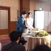 ミッフィーがちょこんと乗ったケーキに入刀、緊張の瞬間でした。