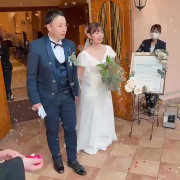 フラワーシャワーの時に、新婦の方の兄弟が豪速球で花びらを投げてきました(笑)普通じゃないですよね(笑)