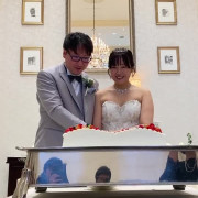 ケーキ入刀の動画です
後ろにあるかがみに
シャンデリアが写っているのも
お気に入りです
何といってもケーキが美味しい！