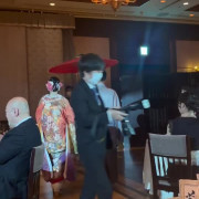 色打掛で入場しているところです。
番傘を使って、雅楽のイッツアスモールワールドとともに入場しました。