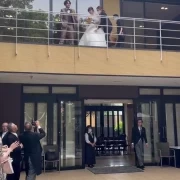 晴天のバルコニーで心温まる瞬間