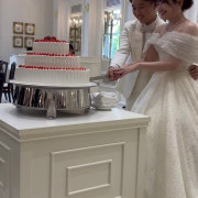 ケーキ入刀のタイミングがサビになるようにこだわりました。
切るのがはやすぎたような気がします笑