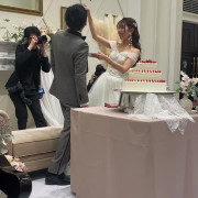 新婦から新郎へのファーストバイト♩少し大きめのスプーンでやりました！
1回目で口に入り切らなかった分も無理やり口に押し込み大成功（＾ω＾）笑