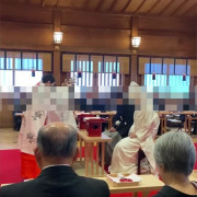 お鈴の儀
いくつか儀式がありますが、鈴の音が響いてとても綺麗でした。
奉賽殿の右殿は陽の光が入りとてもあたたかく、綺麗でした。
天井も高く、参進のルートも、奉賽殿の雰囲気もどうしても右殿で挙げたかったのです。