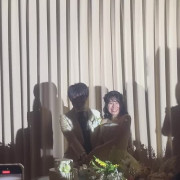 二人の笑顔溢れるケーキ入刀