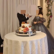 秋らしい生花で飾りつけしたウェディングケーキのファーストバイトです