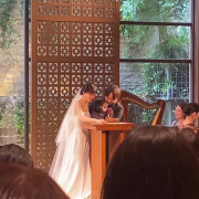 愛犬も参加！特別な結婚証明書