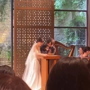 愛犬も参加！特別な結婚証明書