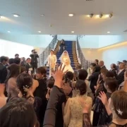 ブーケトスは嫌だったので代わりにお菓子まきを！
ゲストも盛り上がってくれました
