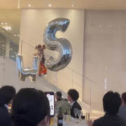 和装の方が階段を降りやすいと思い、和装の時に階段入場を選びました。大正解でした。私は同じ年に成人式を迎え、前撮りも経験。さらに2着の和装を前撮りでもきていたため和装で歩くのにとても慣れていました。草履も成人式のもの、前撮りのものと同じにして歩きやすさを優先しました。