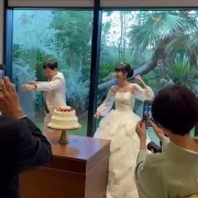 大盛り上がりのケーキ入刀ダンス