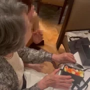 みんなとたくさんお話ししたくて会いに行く新婦じゃなくて会いに来る新婦を目指しました！
大好きなおばあちゃんにプレゼントを持って行って2人の写真が撮れました。おばあちゃんもすごく喜んでくれました。