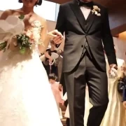 幸せあふれる階段のフラワーシャワー