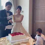 四年越しの結婚式に子供も一緒に参加できて、本当にハッピーでした！普段見慣れない大きなケーキに興味津々。私たちより子供の方がケーキ入刀したかったみたいで、横でそわそわしてました。