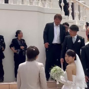 チャペル階段で彩る幸せな瞬間
