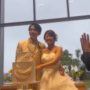 ケーキ入刀、雨だったためガーデンですることができず残念だったが、ゲストが集まってくれて嬉しかった。