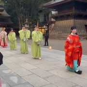 参進の様子です。
10月半ばの17時からの挙式で、このくらいの明るさでした。
篝火挙式にしたので、挙式後披露宴会場に戻る時には日が暮れて、幻想的な景色が広がっていました。篝火挙式おすすめです！！