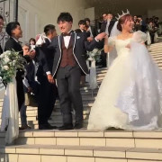 階段を舞う花々に包まれて