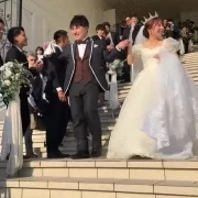 階段を舞う花々に包まれて
