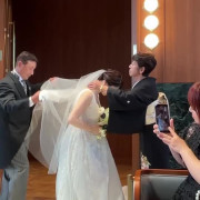 お父さんとお母さんにしてもらったベールダウンは素敵な思い出。高身長な花嫁でベール下ろしにくくてごめんね。笑