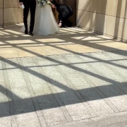 挙式が終わって少しホッとしています！強風でしたが天気は良かったので暖かい中で写真を撮ることができました！