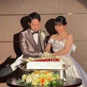 ケーキ入刀のシーンです。
その後結婚式を挙げてない弟たちへのケーキ入刀サプライズがあったので上手くいくかちょっと不安だったけど楽しめたシーンでもあります！