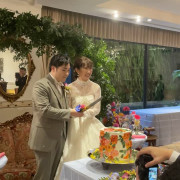 ケーキ入刀の動画です。オリジナルデザインのケーキ（デザイン料安かった）作っていただきました。実際食べる時にはカラフルなクリームは剝がされて、四角い白のショートケーキになっていました。。