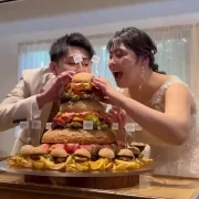 ハンバーガーで楽しいファーストバイト！