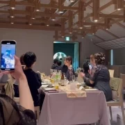 再入場の際に、番傘を持って登場したく、曲のタイミングなど話し合って傘を回した。ゲストにも驚いてもらえた。
