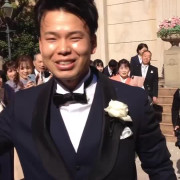 教会での指揮が終わり、庭でのフラワーシャワーを皆様に行っている場面。
多くの人から祝福されることは、非常に嬉しかったです