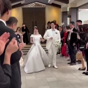沢山の方々に祝福されとても嬉しかったです♪
またフラワーシャワーのオプションはやって良かったなと思いました。ゲストもハッピーな気持ちになりましたし、新郎新婦はもっとハッピーになりました♪
式場からのフラワーシャワーがの会場が本当に近いのでゲストも移動距離がなくて良かった。