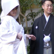 秋の彩りに包まれた結婚式の瞬間