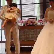 子どもの一歳のもちふみを演出にいれました。ゲストの方たちに喜んでいただきました。