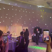 光の演出で華麗な登場！