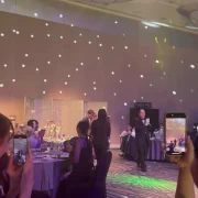 光の演出で華麗な登場！