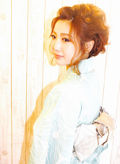 フォト ポンパドール風 結婚式 二次会 のお呼ばれパーティ髪型 一番かわいい流行ヘアスタイル アレンジが見つかる ウエディングパーク